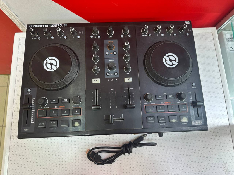 DJ контроллер Traktor Kontrol s2 MK2
